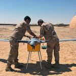 Personal de la dotación del Orbiter realizando acciones pre-vuelo