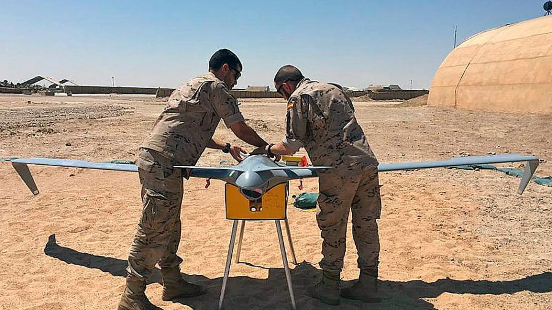 Personal de la dotación del Orbiter realizando acciones pre-vuelo
