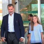 El Rey y la Infanta Sofía a la salida del hospital/Ep