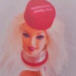 Una barbie desnuda dentro de una botella es el reclamo para reciclar que utiliza el IES Damiá Huget de Campos.