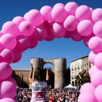 Miles de abulenses en la plaza de Santa Teresa, junto a los lienzos este y sur de la muralla de Ávila para "abrazar"al principal monumento de la capital abulense contra el cáncer de mama, en una iniciativa organizada por la Asociación Española contra el Cáncer (AECC)