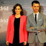 José Pablo López, director general del ente público, junto con Isabel Díaz Ayuso, en el debate electoral celebrado en mayo/Cipriano Pastrano