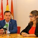 Ángel Viveros, alcalde de Coslada, junto a la concejal de Recursos Humanos y Hacienda, Macarena Orosa
