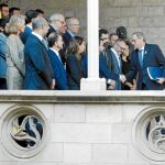 Joaquim Torra saluda ayer en el Palau de la Generalitat a miembros de su Govern que acudieron a la declaración institucional tras hacerse pública la sentencia. Foto: Shooting