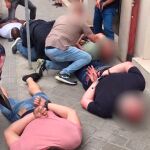 Los secuestradores fueron detenidos en plena calle/Foto:@Policía