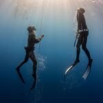 Ricardo Uceda, aficionado al buceo en apnea, y el instructor José Clavel, durante una práctica dirigida por Miguel Lozano en el Mediterráneo / Fotos: Gonzalo Pérez