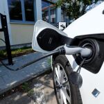 Un coche eléctrico repostando en una electrolinera