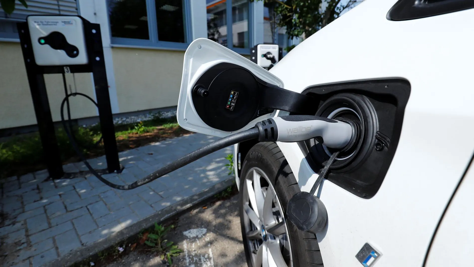 Un coche eléctrico repostando en una electrolinera