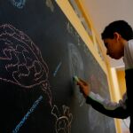Estudiante en aula del colegio