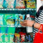 Las máquinas expendedoras, cuya oferta es poco saludable, influyen en la dieta de las personas / Foto: Luis Díaz