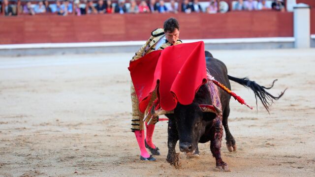Daniel Luque da un pase de pecho en la segunda de Otoño. Foto: Cristina Bejarano