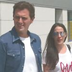 El líder de Ciudadanos Albert Rivera sale del hospital de Móstoles de la mano de la cantante Malú