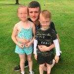 Christopher Nicol junto a sus dos hijos