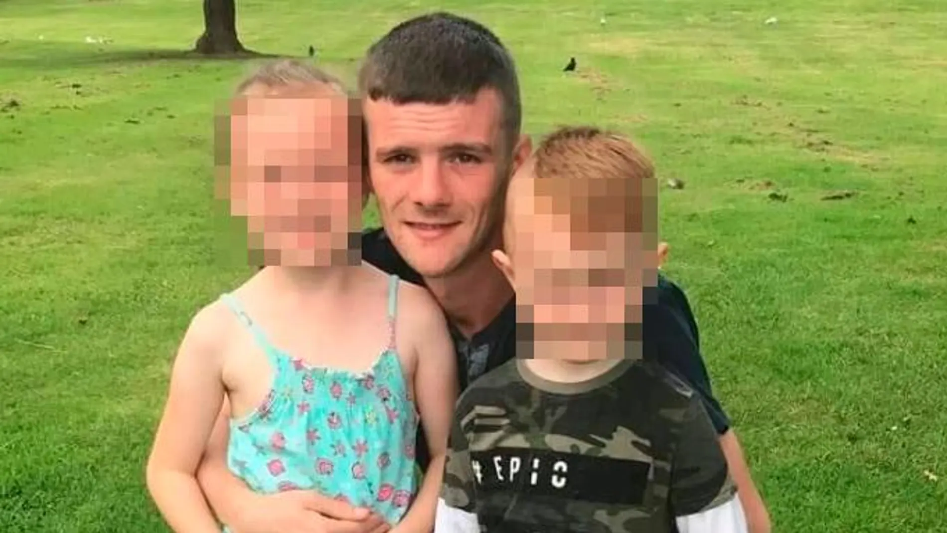 Christopher Nicol junto a sus dos hijos