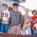 Los jóvenes de «Verano Azul», Quique, Piraña, Pancho, Javi, y Tito, junto a Chanquete y Julia, a la Guitarra, en el barco del viejo marinero