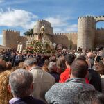 Miles de personas acompañaron a la Santa en su procesión por las calles de Ávila
