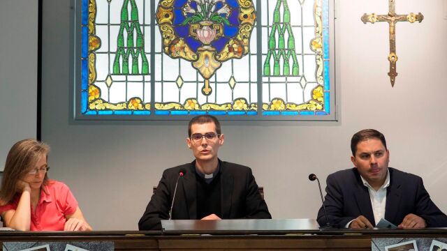 El director de Cáritas Diocesana de Valladolid, Guenther Eduardo Boelhoff, presenta la memoria de 2018 de la institución junto al delegado episcopal de la organización, Luis Miguel Rojo