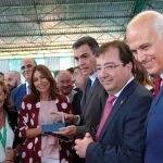 Pedro Sánchez durante un recorrido por la Feria Internacional Ganadera Zafra ( Badajoz)/Efe