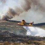 Un hidroavión arroja agua en la zona afectada por los incendios de Miraflores y La Granja