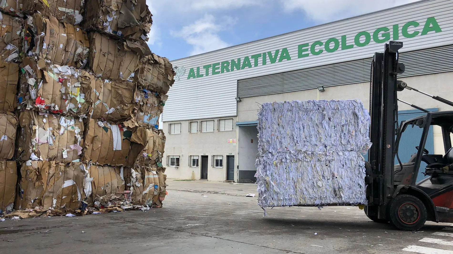 Las empresas dedicadas a la recuperación y reciclado del papel y el cartón, como es el caso de Alternativa Ecológica, trasladan el material a sus instalaciones donde lo acondicionan, limpian, clasifican y embalan para su posterior transporte / Foto: La Razón