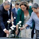La alcaldesa de Barcelona, Ada Colau, el presidente de la Generalitat, Quim Torra y la delegada del Gobierno en Cataluña, Teresa Cunillera, depositan claveles blancos durante el acto institucional