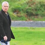 El duque de York no consigue desvincularse del «Caso Epstein»