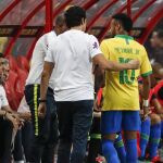 Neymar marchándose lesionado en el último partido con Brasil