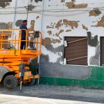 Unos operarios comienzan las obras en un centro educativo de León