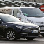 Un vehículo VTC y un taxi en una calle de Madrid