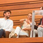 Los nuevos senadores por Castilla y León, el popular Javier Maroto, y los socialistas Teresa López y Fran Díaz se felicitan tras recibir el apoyo de las Cortes regionales