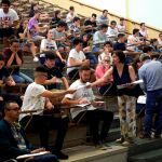Un grupo de estudiantes reciben los exámenes para realizar la EBAU