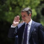 El recién nombrado primer ministro griego, Kyriakos Mitsotakis, saluda después de su ceremonia de investidura, en el Palacio Presidencial en Atenas/ AP
