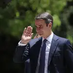 El recién nombrado primer ministro griego, Kyriakos Mitsotakis, saluda después de su ceremonia de investidura, en el Palacio Presidencial en Atenas/ AP