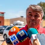 El abogado de “La Manada”, Agustín Martínez, atiende a los medios hoy ante la prisión Sevilla I