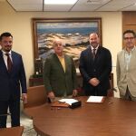 De izquierda a derecha, el secretario general de FERAGUA, Pedro Parias; el presidente de FERAGUA, José Manuel Cepeda; el presidente de la Fundación Caja Rural del Sur, José Luis García-Palacios Álvarez; y el director de la Fundación, Emilio Ponce / La Razón