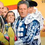 Paco Ureña es trasladado por su cuadrilla a la enfermería de la Plaza de Toros de Campos Góticos