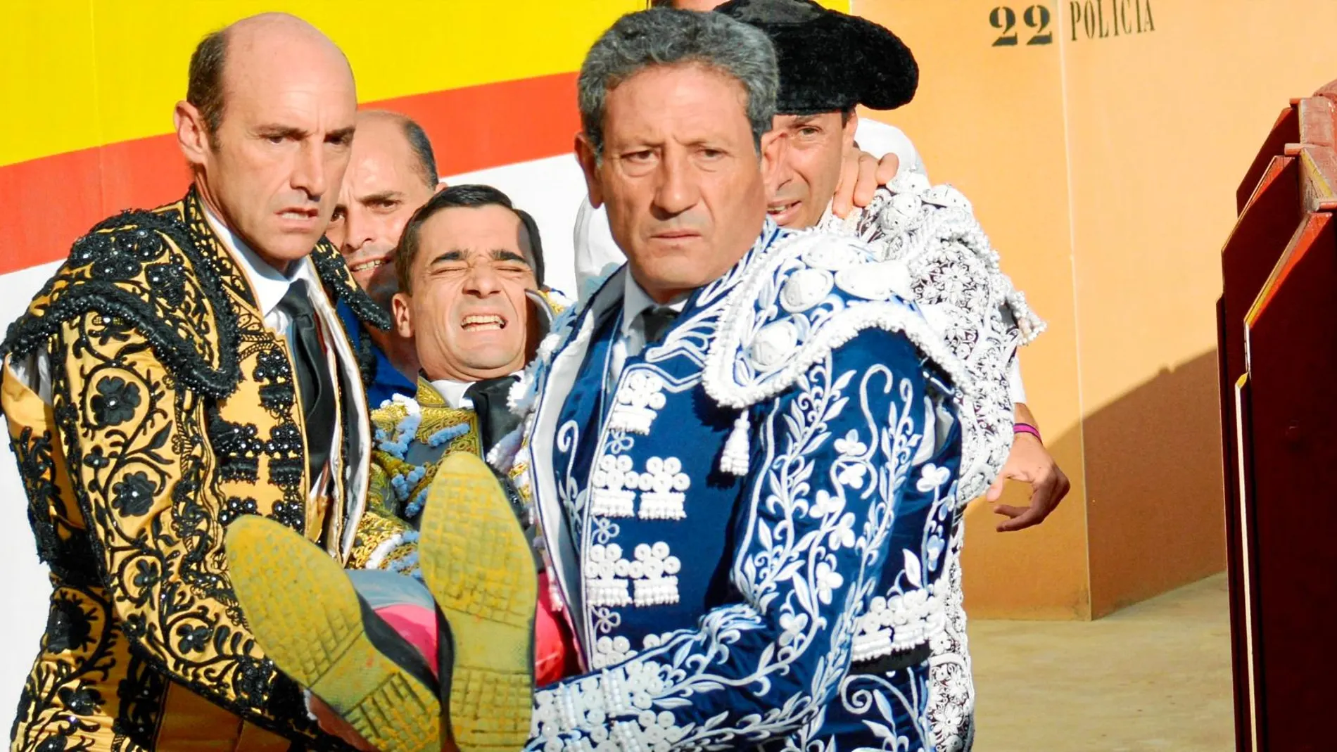 Paco Ureña es trasladado por su cuadrilla a la enfermería de la Plaza de Toros de Campos Góticos