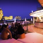 Unos turistas disfrutan de las vistas que ofrece una terraza de un hotel de Málaga