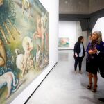 El pintor y escultor Guillermo Pérez Villalta, junto a la consejera de Cultura y Patrimonio Histórico, Patricio del Pozo durante la presentación de su nueva exposición “El Signo de Occidente” / Foto: EFE