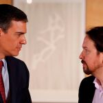 El presidente del gobierno Pedro Sánchez (i) y el líder de Podemos Pablo Iglesias