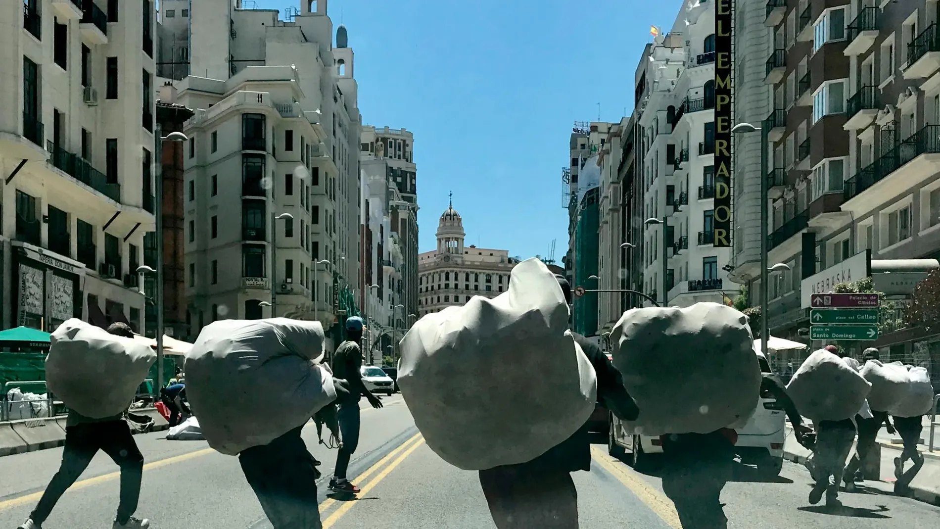 Manteros huyendo de la Policía en la Gran Vía, hace unos años