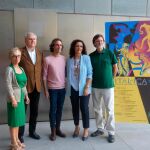 El director de la obra, Rubén Olmo (en el centro), durante la inauguración del Festival junto a los responsables de la Diputación de Sevilla