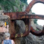 Los lazos amarillos en el Peine del Viento, de Eduardo Chillida, en San Sebastián/Efe
