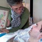 Foto de archivo de Vincent Lambert, en estado vegetativo desde 2008, con su madre Viviane en un hospital de Reims (Francia)