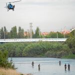 Algunos de los efectivos que ayer buscaron durante todo el día al bebé en el río Besós. Desde el aire y bajo el agua intentan localizar al recién nacido que fue tirado por su padre al agua