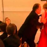 Momento en el que Mark Field agarra a la activista de Greenpeace para expulsarla de la sala