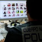 Los agentes localizaron abundante material fotográfico ocultos en un doble fondo de una cama