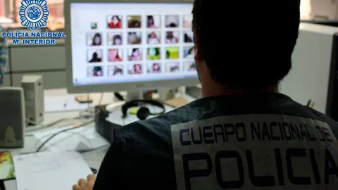 Los agentes localizaron abundante material fotográfico ocultos en un doble fondo de una cama