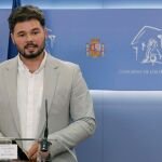 El portavoz de ERC, Gabriel Rufián, ofrece una rueda de prensa tras la reunión mantenida con la portavoz del grupo socialista en el Congreso, Adriana Lastra