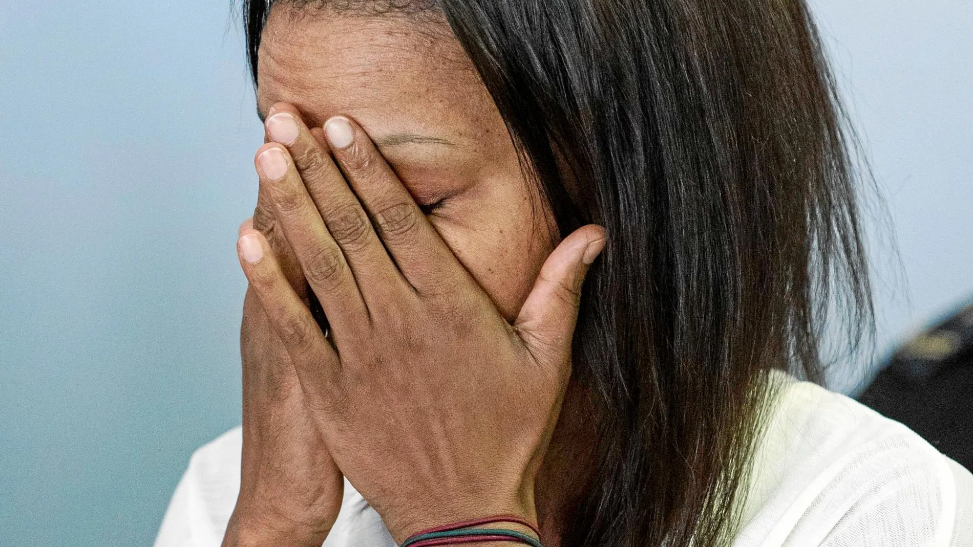 El gesto de taparse la cara con las manos es una forma psicológica de intentar esconderse del horror y lo que se le viene encima/Foto: gonzalo Pérez